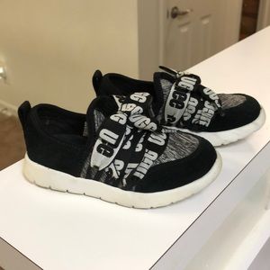 Toddler girl Ugg’s slip on shoes 8C